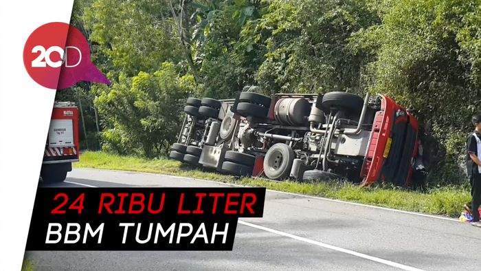 Sopir Mengantuk, Truk Tangki BBM Hantam Tebing di Pacitan