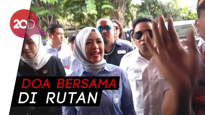 Jenguk Dhani Bawa Camilan, Istri Sandiaga Beri Pesan