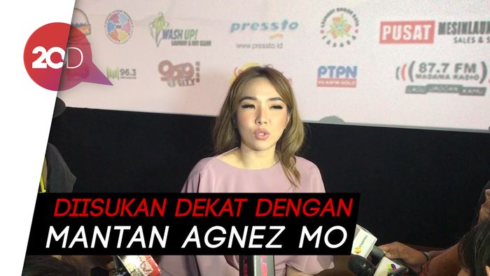 Ouch! Gisel Kepergok Nonton Basket di Surabaya