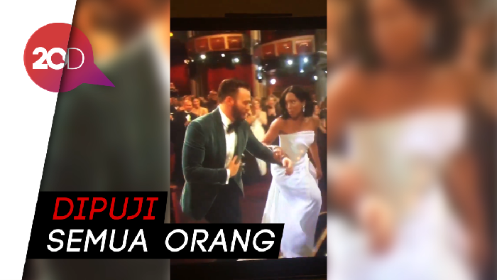 So Sweet! Chris Evan Bantu Regina King Naik ke Atas Panggung