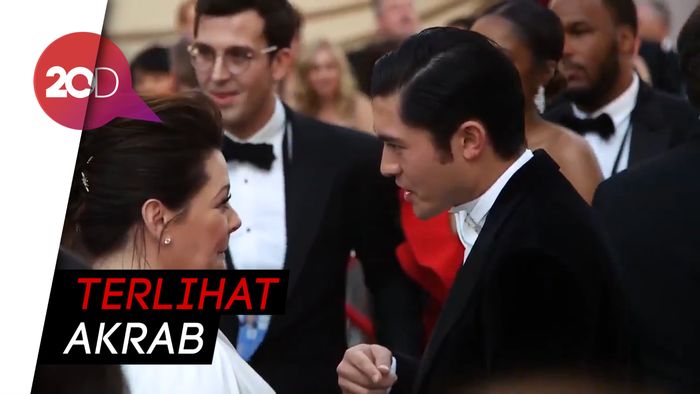Tertangkap Kamera, Melissa McCarthy dan Henry Golding Ngobol Apa Nih?