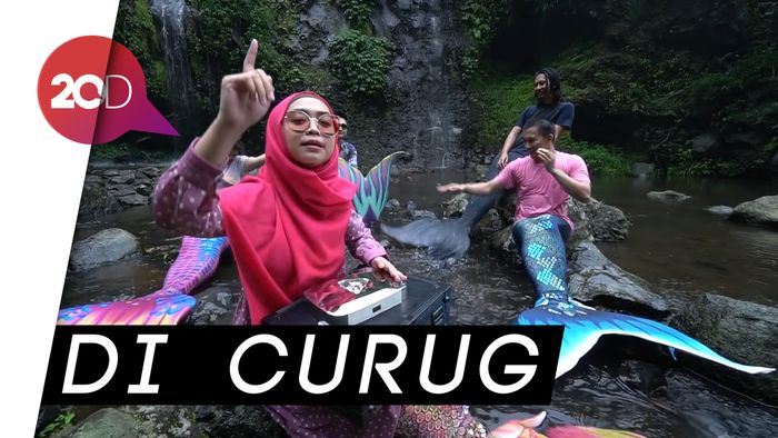 Gaya ala Mermaid, Ria Ricis Unboxing Diamond Button