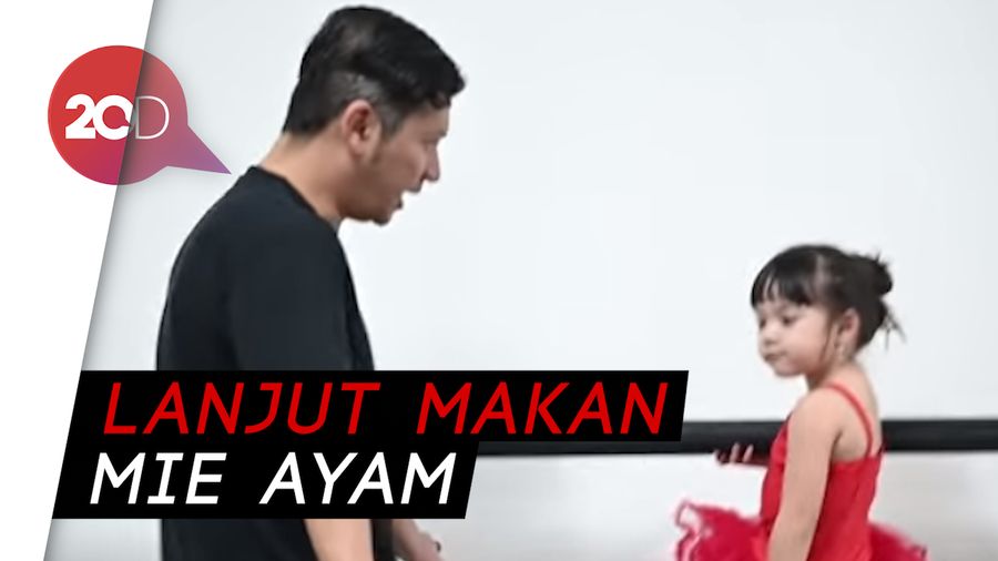 Gemas! Saat Gading Temani Gempi Latihan Balet