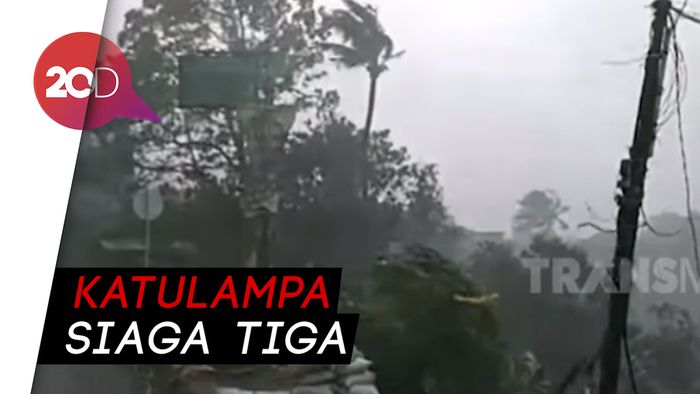 Hujan Disertai Angin Kencang Rusak Belasan Rumah di Bogor