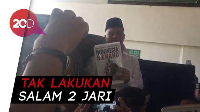 Tiba di PN, Ahmad Dhani Acungkan Buku Indonesia Menang