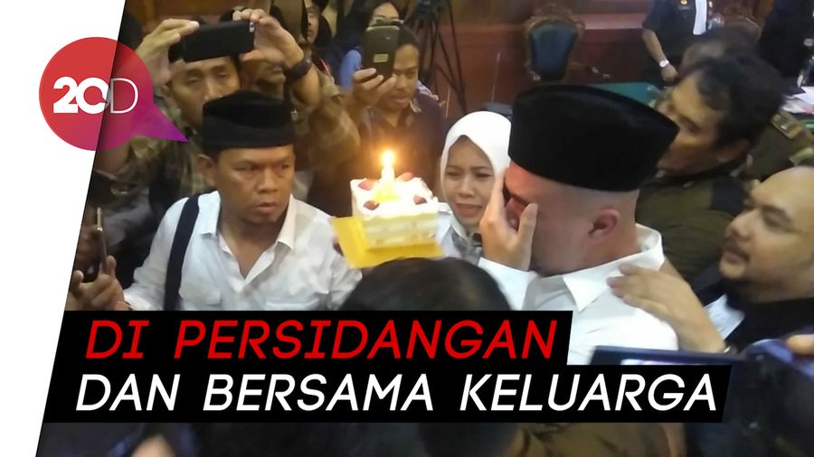 Ahmad Dhani Nangis Rayakan Ulang Tahun Safeea Sehabis Sidang