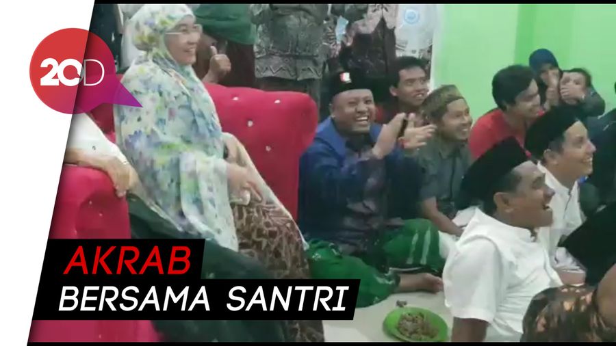 Saat Maruf Amin Nobar Final AFF Bersama Santri