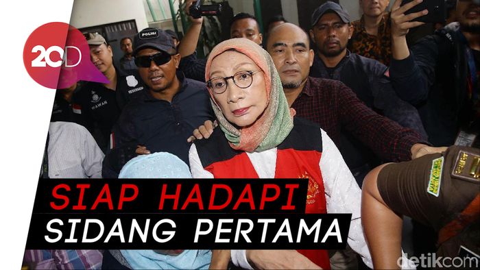 Ditemani Atiqah Hasiholan, Ratna Tiba di PN Jaksel