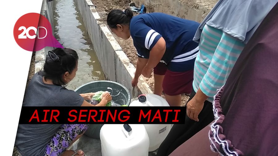 PDAM Mati, Emak-emak Cuci Baju Pakai Air Selokan