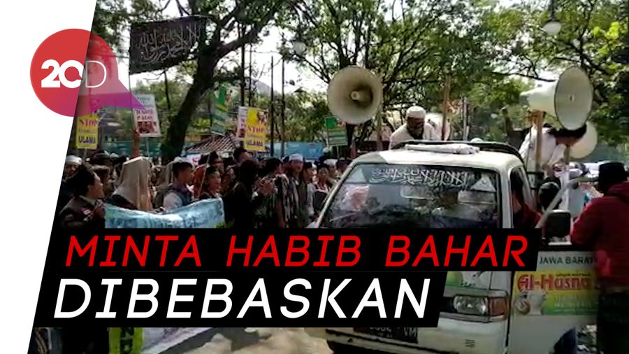 Pendukung Habib Bahar Ramai-ramai Demo PN Bandung 