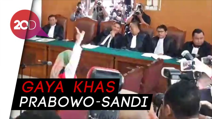 Ratna Sarumpaet Pose Dua Jari di Sidang Perdana