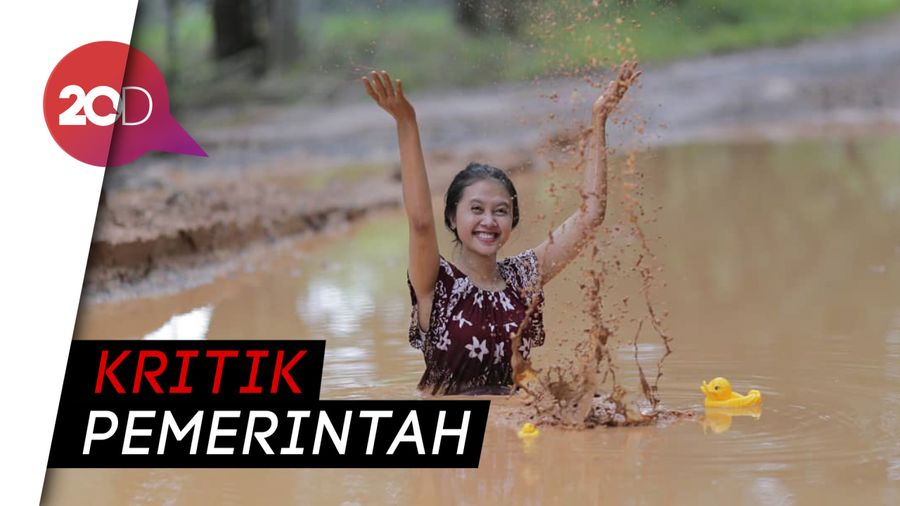 Saat Model ABG Bergaya di Kubangan Lumpur Kritik Jalan Rusak