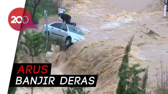 Dramatis! Pengemudi Diselamatkan dari Mobil Terjebak Banjir