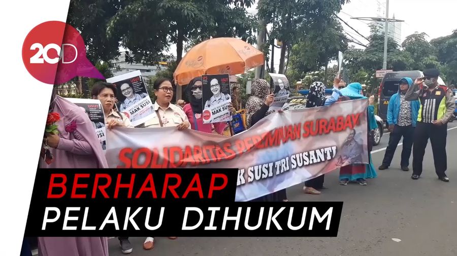 Emak-emak Serbu Polda Jatim, Dukung Korban Pelecehan Seksual