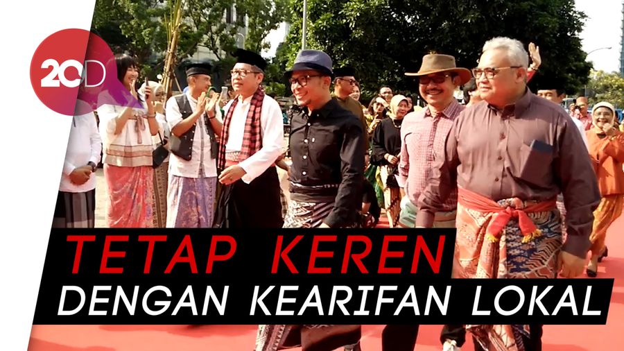 Kece! Gaya Menaker Catwalk Pakai Sarung, Topi dan Sepatu Kets