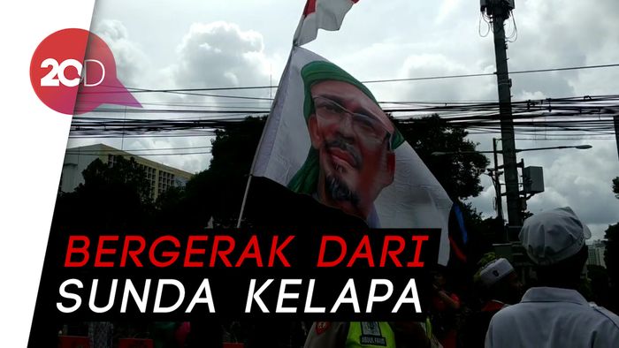Massa FUI Menuju KPU Bawa Bendera Habib Rizieq