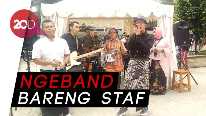 Merdunya Menaker Nyanyi Lagu Pelangi di Matamu dari Jamrud