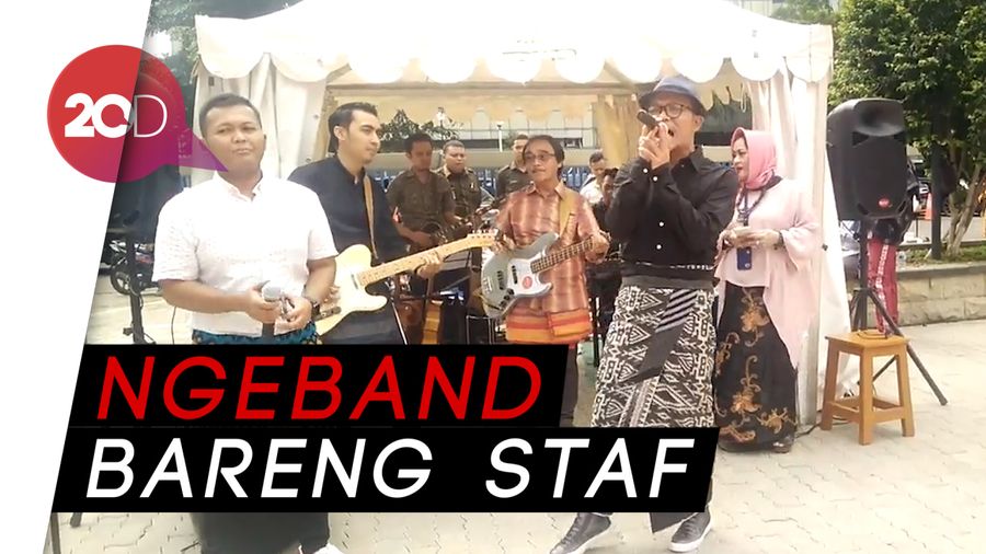 Merdunya Menaker Nyanyi Lagu Pelangi di Matamu dari Jamrud