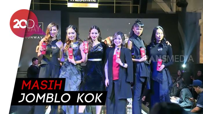 Pevita Pearce Tegaskan Tak Pacaran dengan Ariel NOAH