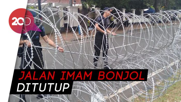 Polisi Kawal Massa Aksi dari Masjid Menuju KPU