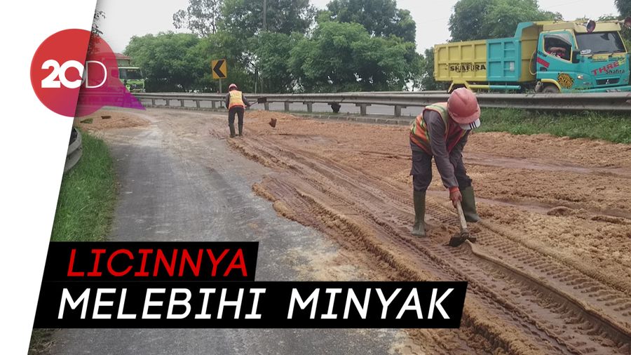 Truk Muntahkan Bahan Baku Gula di Tol Merak, Sebagian Lajur Tutup   