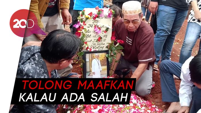 Derai Air Mata Iringi Pemakaman Komedian Nur Tompel