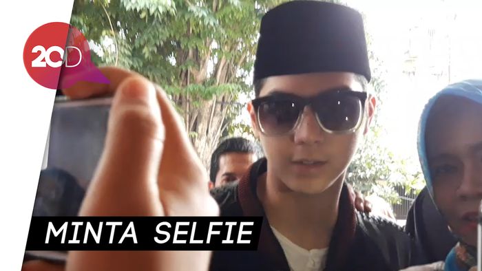 Al Ghazali Jadi Rebutan Selfie Pengunjung saat Jenguk Ahmad Dhani