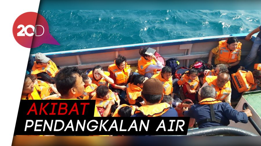 Kapal Bawa Puluhan Wisatawan Singapura Kandas