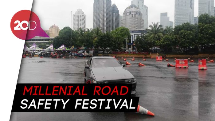 Keren! Tonton Aksi Drifting di Polda Metro Jaya