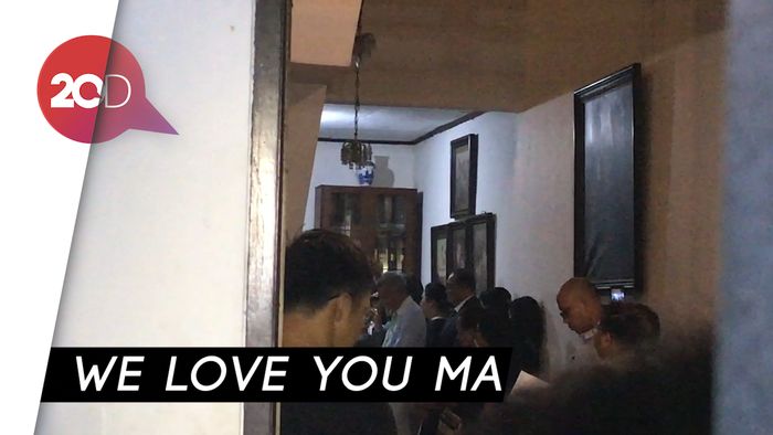 Berupaya Tetap Tegar, Mikha Tambayong Nyanyikan Lagu di Hadapan Jenazah Ibunda