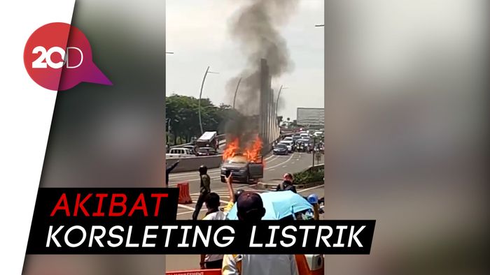 Mobil Terbakar di Flyover Summarecon Bekasi 