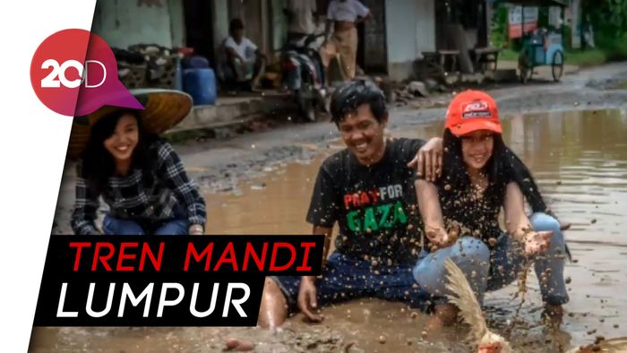Aksi Gadis di Ciamis Mandi Lumpur Protes Jalan Rusak