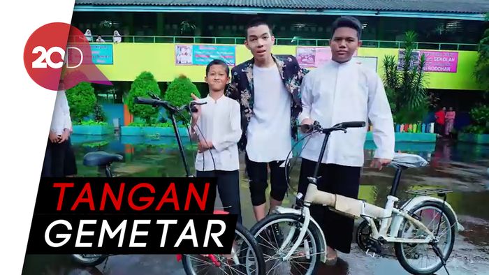 Dikasih Sepeda sama Saaih Halilintar, Anak SD Ini Nangis Bahagia