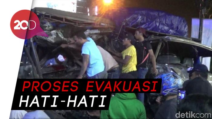Dua Truk Tabrakan, Sopir Terjepit Bodi Truk