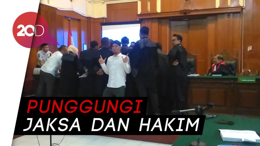 Gaya Nyeleneh Ahmad Dhani di Persidangan