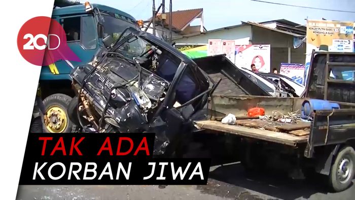 Ringsek! 5 Mobil dan 1 Motor Tabrakan Beruntun di Bangka