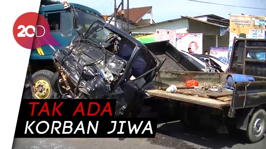 Ringsek! 5 Mobil dan 1 Motor Tabrakan Beruntun di Bangka