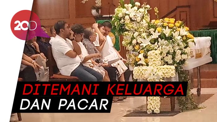 Tangis Mikha Tambayong Pecah Melepas Jenazah Ibunda