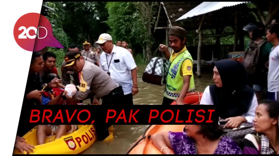 Kapolres Bojonegoro Turun Tangan Evakuasi Bayi dari Kepungan Banjir