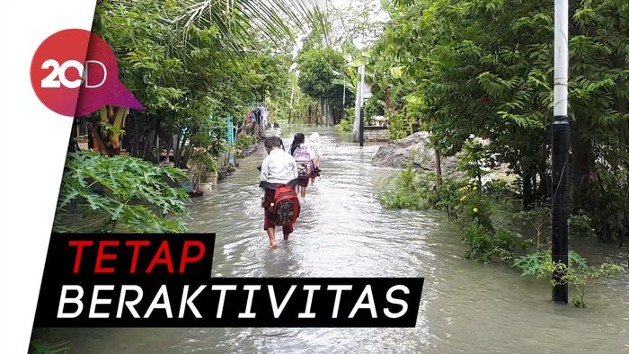 Potret Aktivitas Warga Bojonegoro di Tengah Banjir