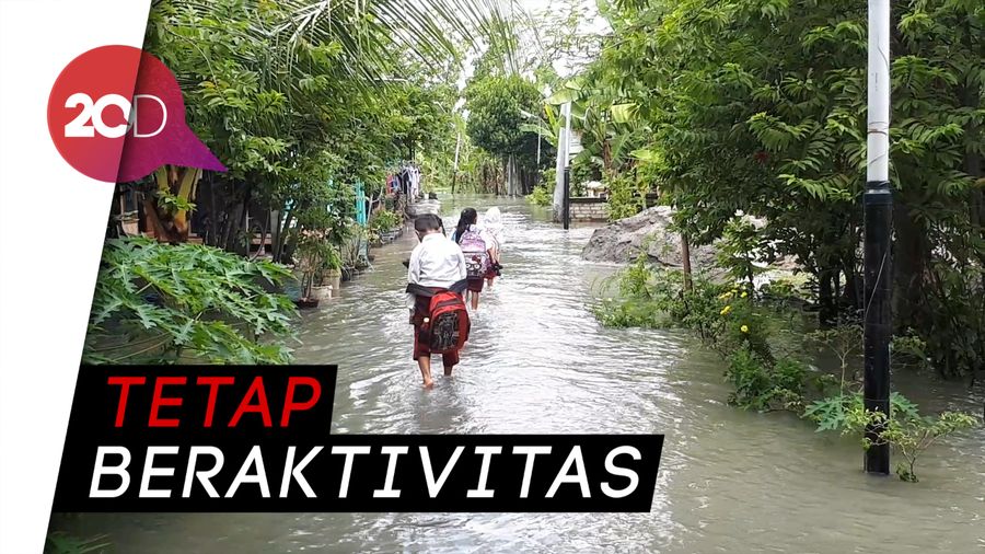 Potret Aktivitas Warga Bojonegoro di Tengah Banjir