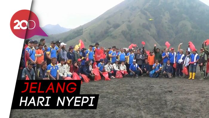 Warga Bersih-bersih Kawasan Gunung Bromo Jelang Hari Raya Nyepi 