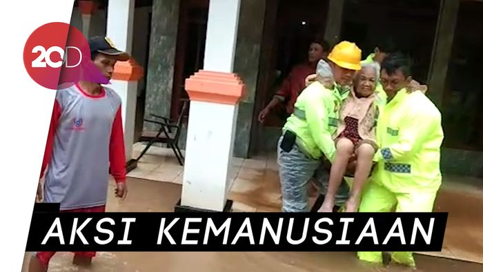 Aksi Heroik Polisi Evakuasi Para Lansia Korban Banjir