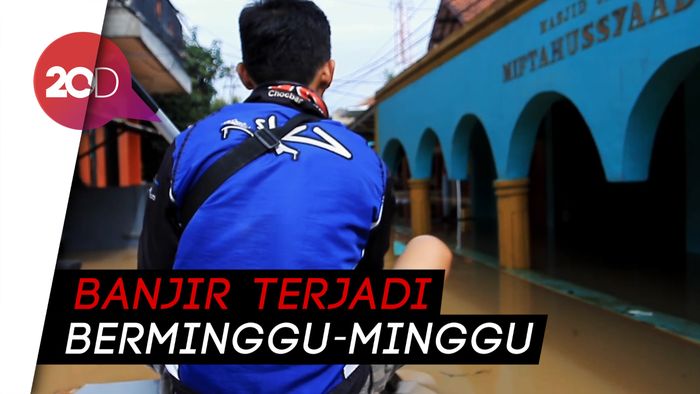 Mengarungi Dahsyatnya Banjir Bandung dari Atas Perahu