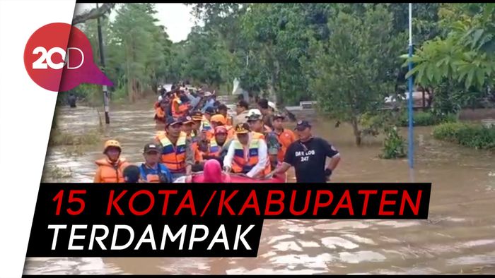 Naik Perahu Karet, Khofifah Arungi Banjir Temui Warga Madiun
