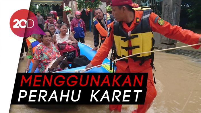 Petugas Evakuasi Lansia Hingga Anak-anak Korban Banjir Trenggalek