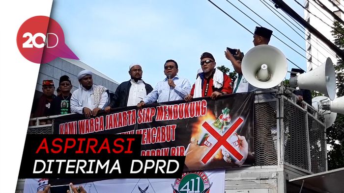 Massa Pendukung Jual Saham Bir Pemprov Demo di DPRD DKI
