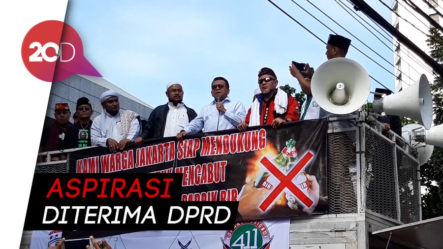 Massa Pendukung Jual Saham Bir Pemprov Demo di DPRD DKI