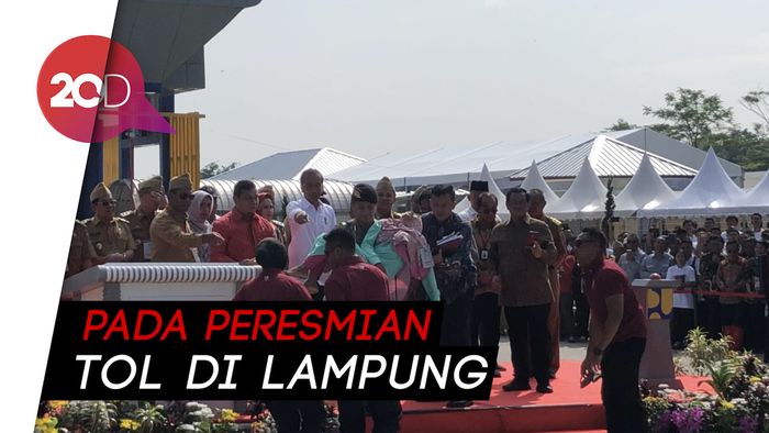 Seorang Ibu Terobos Barikade Paspampres, Pingsan di Depan Jokowi