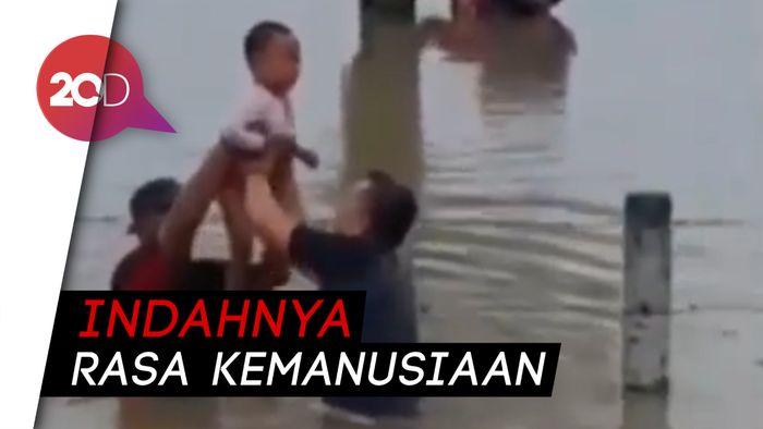 Dramatis... Pengendara Selamatkan Korban Banjir di Tepi Tol Madiun